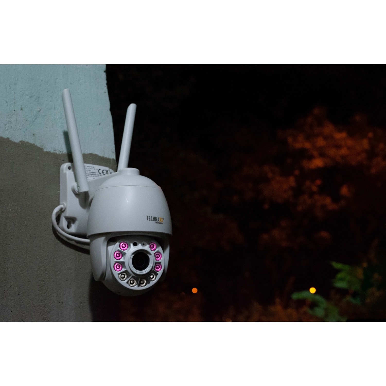 Technaxx TX-192 PT Dome Kamera zur Videoüberwachung, außen an Wand montiert.