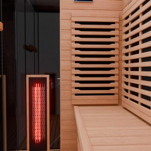 Innenansicht der Dewello Infrarotkabine Kenora mit Vollspektrumstrahler und Sitzbank aus Hemlockholz.