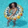 Frau mit farbenfrohem Bestway Schwimmring Flirty Fiesta (Ø 94 cm) im Pool.