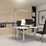 Moderne, dimmbare LED Bürostehleuchte Susi aus Aluminium, 200cm hoch, im Arbeitszimmer.