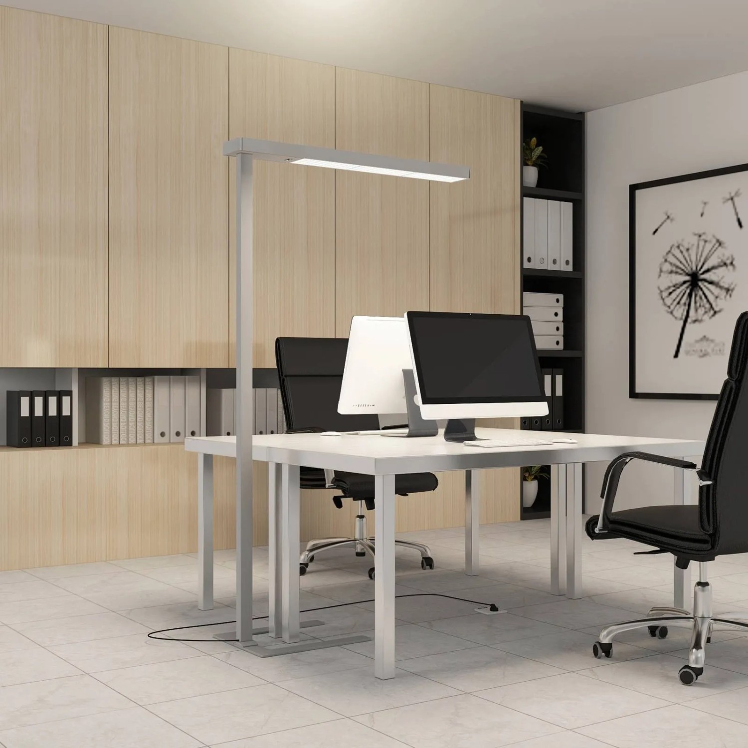 Moderne, dimmbare LED Bürostehleuchte Susi aus Aluminium, 200cm hoch, im Arbeitszimmer.