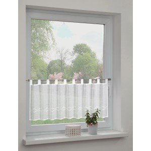 Weiße Sehlbach Bistrogardine mit Grafikstickerei und Schlaufen am Fenster.