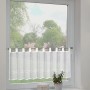 Weiße Sehlbach Bistrogardine mit Grafikstickerei und Schlaufen am Fenster.