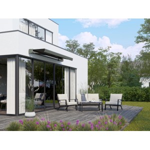 Anthrazitfarbene Halbkassettenmarkise Maraca 3x2m mit Solarbetrieb am Haus mit Gartenmöbeln.