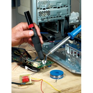 LUX Entlötsauger in Aktion: Lötzubehör für präzises Entfernen von Lötmittel.