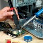 LUX Entlötsauger in Aktion: Lötzubehör für präzises Entfernen von Lötmittel.