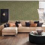 Wohnzimmer mit grüner Textiloptik Tapete mit Blumenmuster von PROFHOME.