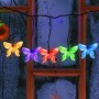 Bunte LED Solar Schmetterling-Lichterkette für außen, hängt vor winterlichem Fenster. Ideal als Weihnachtsbeleuchtung.