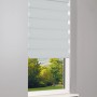 Hellgraues Vario-Rollo Sedano, 100x150 cm, mit transparenten und blickdichten Streifen am Fenster.