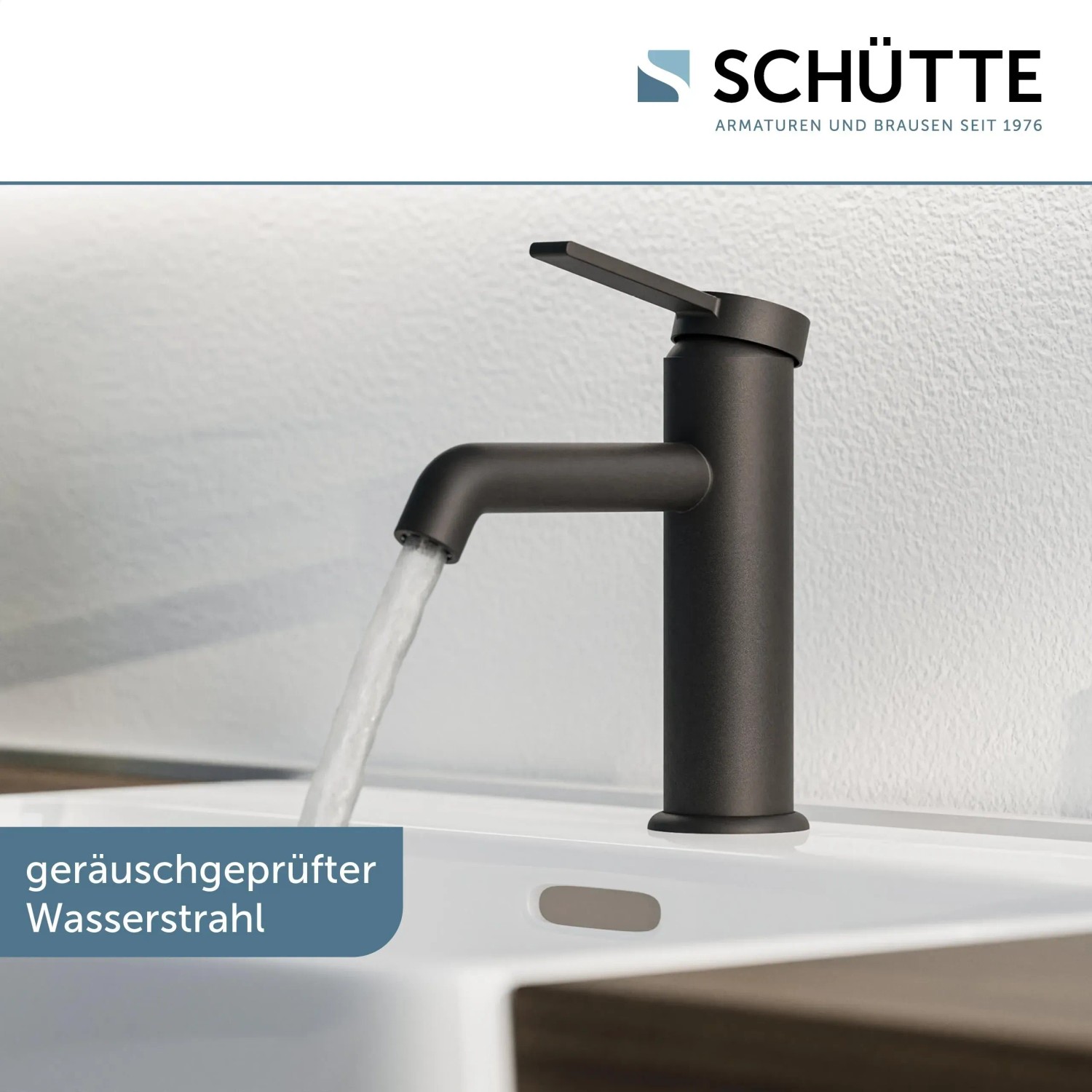 Schwarze, matte Schütte Waschtischarmatur Los Angeles mit laufendem Wasser.