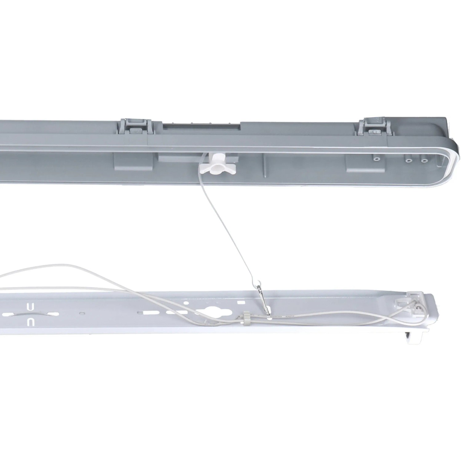 Graue LED-Wannenleuchte, 120 cm, geöffnet, Details der Installation sichtbar.