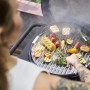 Schwarzer Char-Broil Elektrogrill Patio Bistro E2Coal mit Gemüse auf dem Grillrost.