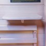 Detailaufnahme: Ablage und Sitzbank aus Hemlock-Holz in Kingston Infrarotkabine.