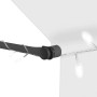 Detailansicht der LED-Beleuchtung an einer cremefarbenen Markise. Schwarze Halterung und Lichterkette.