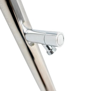 Detailaufnahme: Fuß-Wasserhahn der Gre Gartendusche aus Edelstahl.