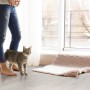 Heller Click-Vinylboden in Eichenoptik mit Katze und Person im Raum.