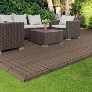 Dunkelbraune ML-Design WPC Abschlussleiste für WPC-Fliesen auf Terrasse mit Gartenmöbeln.