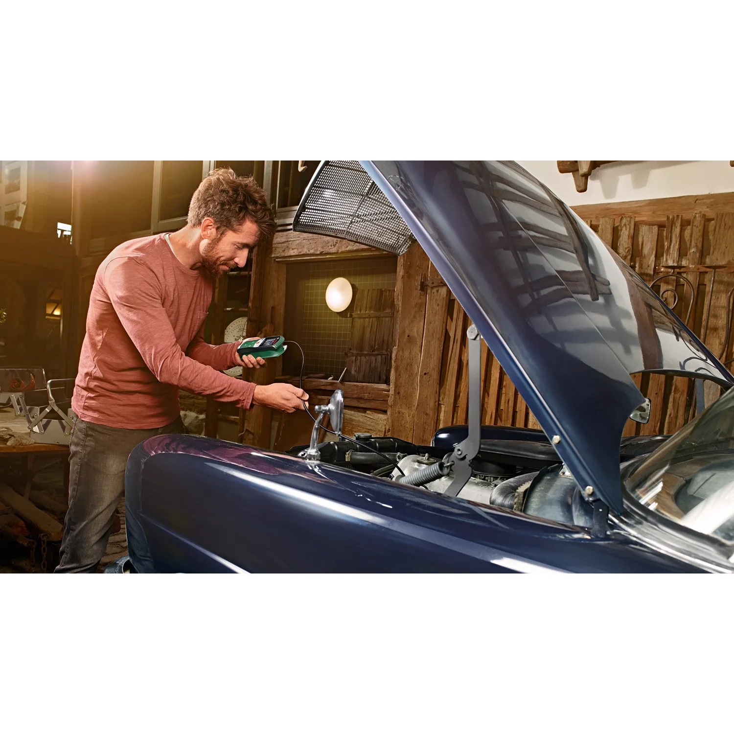 Mann prüft Motor mit Bosch UniversalInspect Endoskopkamera. Prüfwerkzeug mit 95 cm Kabel.