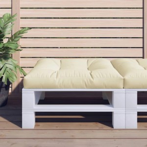 Cremefarbenes Palettenkissen aus Polyesterstoff auf weißer Palette für Gartenmöbel. Weiches Sitzkissen für Outdoor.