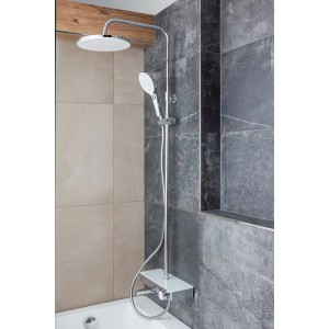 Modernes Duschsystem mit Regenduschkopf, Handbrause und Wannenthermostat in Weiß/Chrom über Badewanne.
