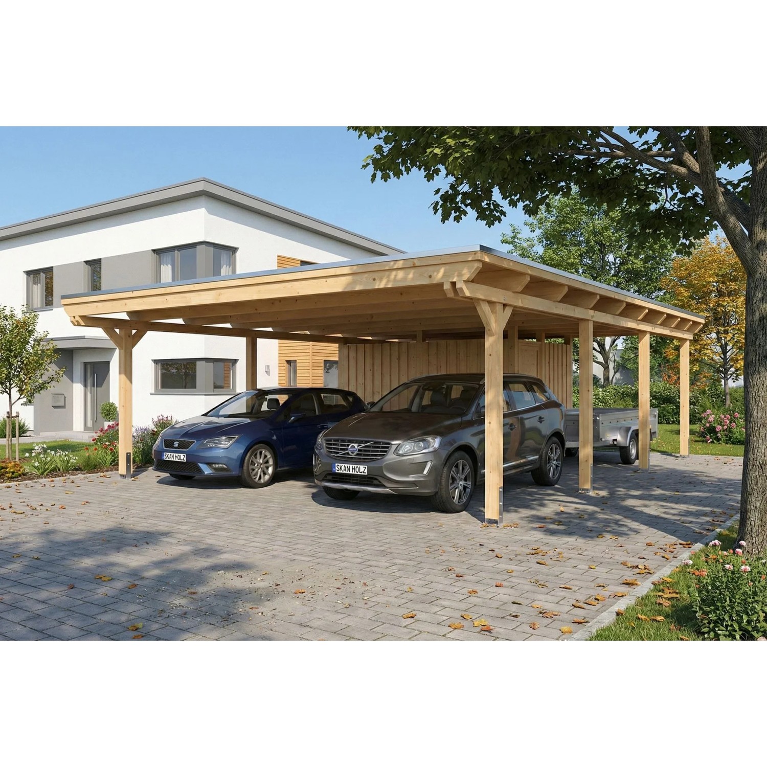 Großer Holz-Carport mit Flachdach und Abstellraum, schützt zwei Fahrzeuge. Naturholz-Konstruktion vor Haus.