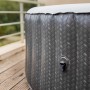 Detailansicht: Mobiler, aufblasbarer Whirlpool im Rattan Design für 6 Personen.