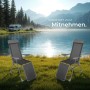 Zwei Tectake Aluminium Gartenstühle in Anthrazit, klappbar und verstellbar, am Seeufer. Ideal für Camping und Entspannung.