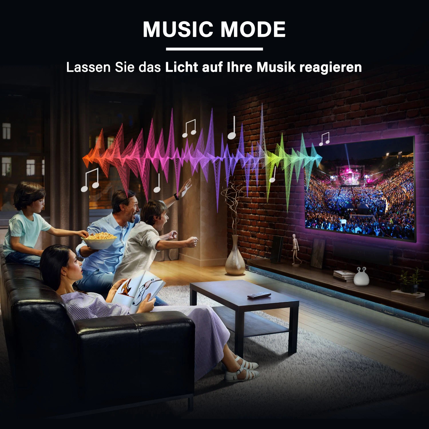 Familie vor TV mit farbigem MegaLight Smart LED USB-Strip RGB. Licht reagiert auf Musik. Dimmbare TV-Hintergrundbeleuchtung.
