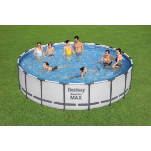 Bestway Steel Pro MAX Frame Pool Set, Ø 549 cm, mit Familie im Wasser auf Rasenfläche.