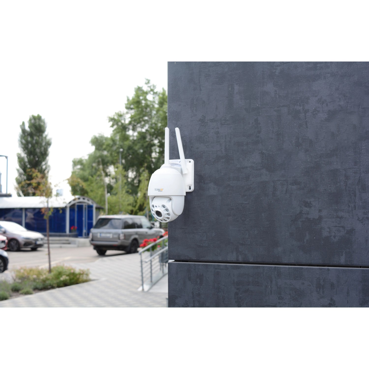 Technaxx TX-192 PT Dome Kamera zur Videoüberwachung, außen an grauer Wand montiert.
