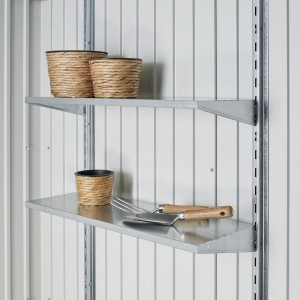 Regalsystem im Biohort Gerätehaus HighLine: Metallregale mit Pflanzgefäßen und Gartengeräten.