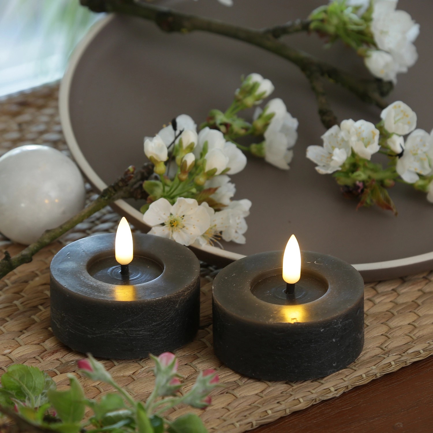 2 graue LED Teelichter in Rustik Optik mit flackerndem Licht, Echtwachs, D 7cm.