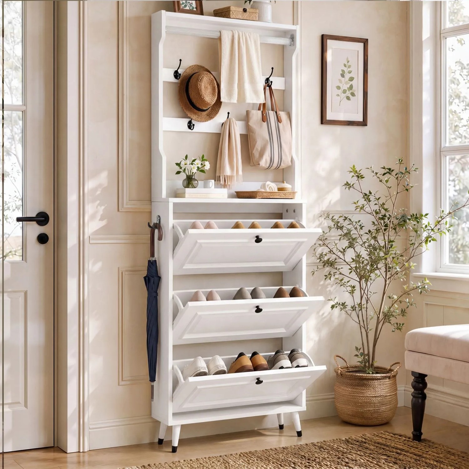 Weiße Flurgarderobe mit Schuhschrank, drei Klapptüren für Schuhe, Haken und Kleiderstange. Ideal für Diele.