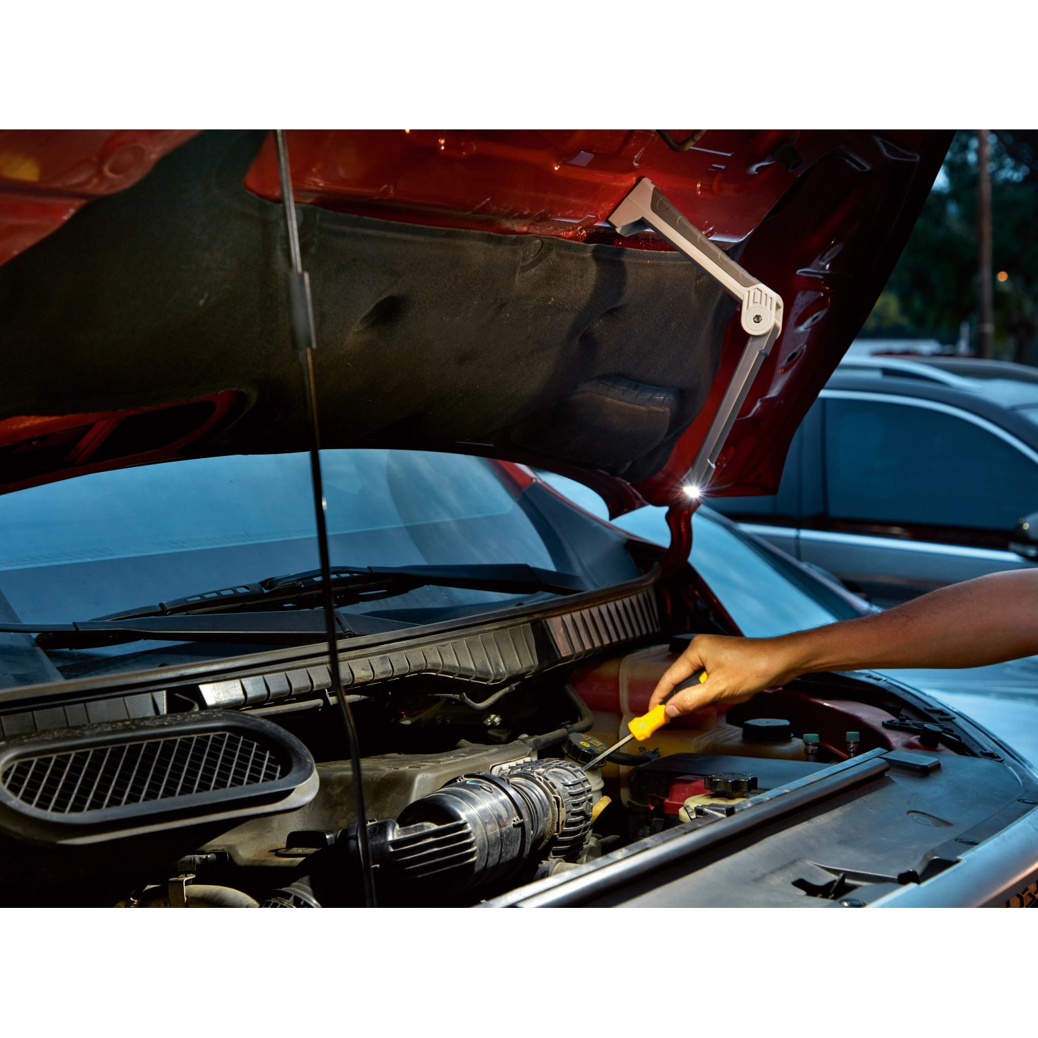 Klappbare LED Arbeitsleuchte (300 Lumen) im Einsatz unter einer Motorhaube.