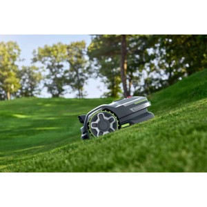 Greenworks AiMowbot 8 Mähroboter auf grünem Rasenhang. Der kabellose Roboter mäht präzise im Garten.