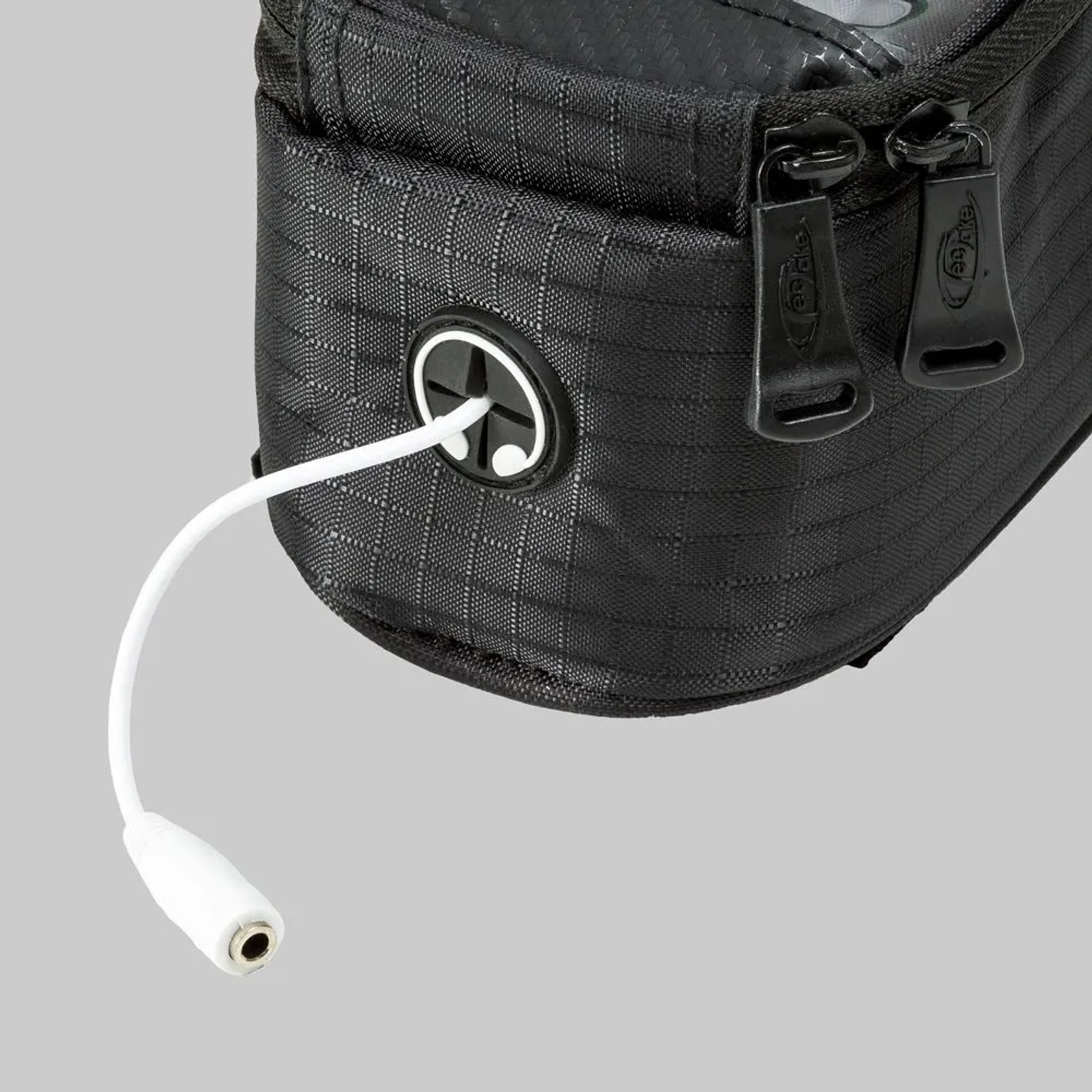 Schwarze Tectake Fahrradtasche mit Kopfhöreranschluss und Audio-Verlängerungskabel.