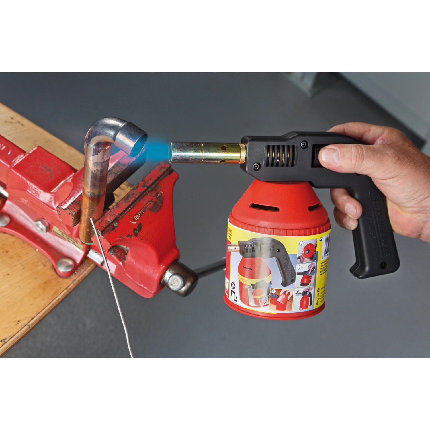 Rothenberger Industrial Lötlampe RoFlame mit Piezo-Zündung beim Löten eines Rohrs.