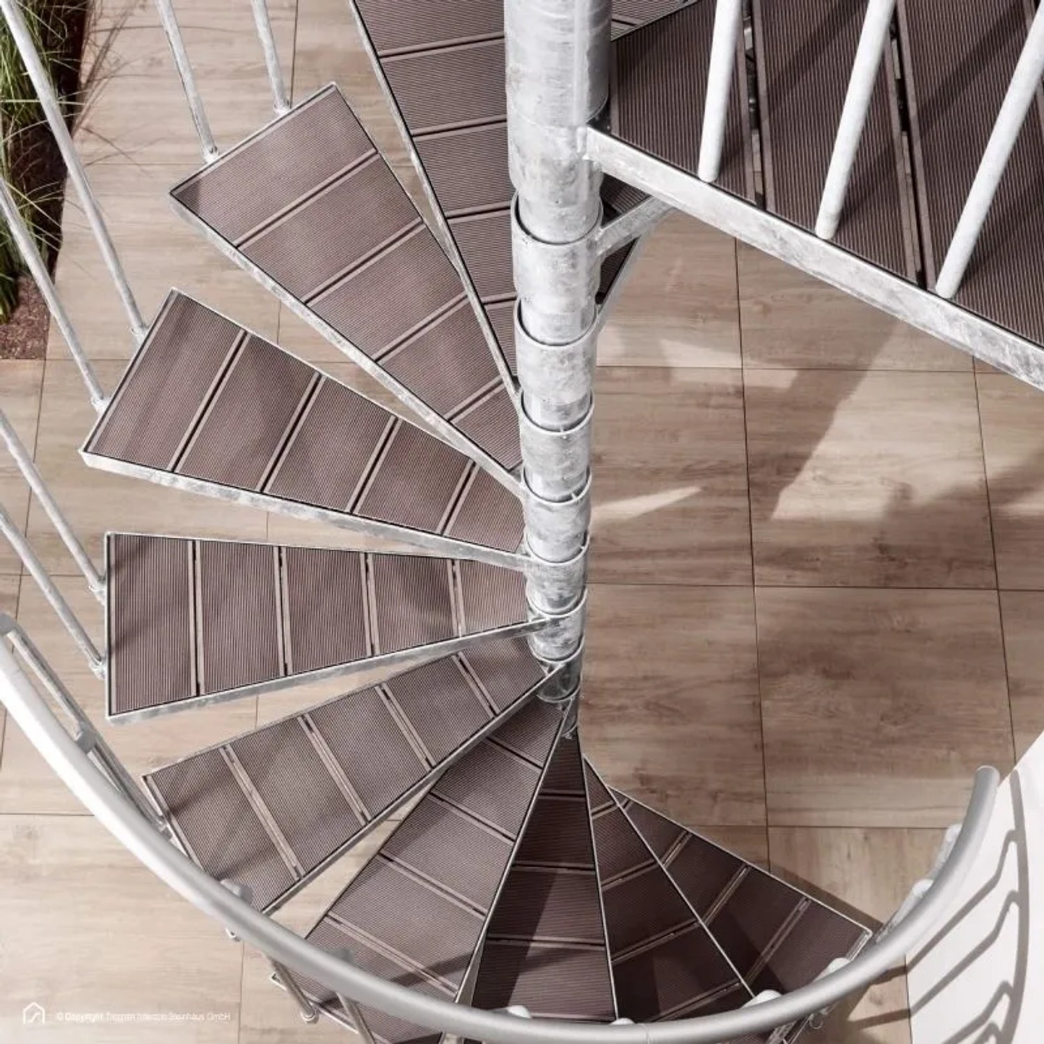 Treppen Intercon Außentreppe K2 Wendeltreppe Zink WPC Havanna-Braun Mit 20 Stufen + Podest Durchmesser 140 cm