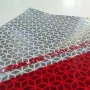 Magnetische Kfz-Warnmarkierung nach DIN 30710 mit rot-weißen Streifen für Baustellenabsicherung.