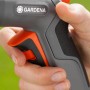 Gardena Comfort Reinigungsspritze in der Hand, grau/orange, für Gartenbewässerung und Reinigung.