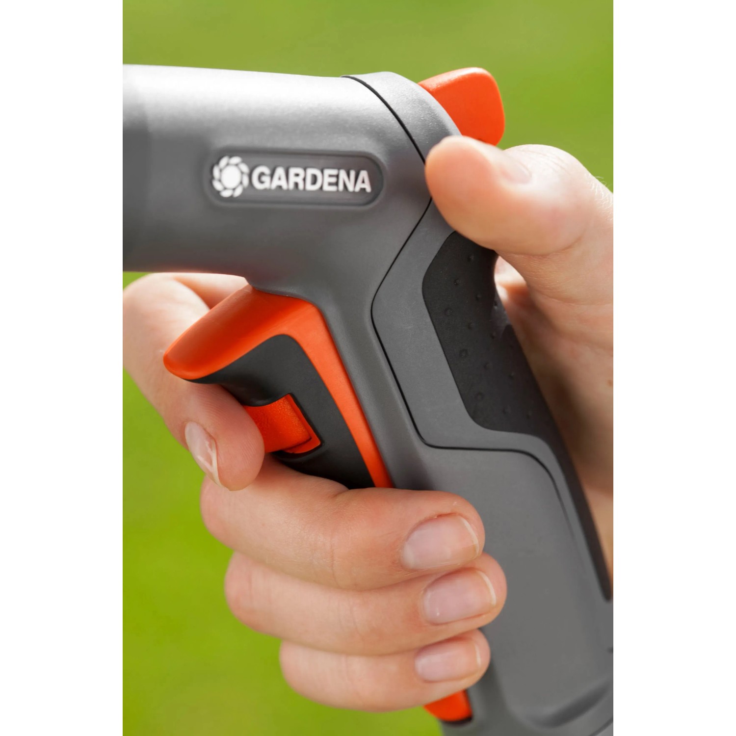 Gardena Comfort Reinigungsspritze in der Hand, grau/orange, für Gartenbewässerung und Reinigung.