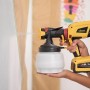 Wagner Akku-Farbsprühsystem W 600 FLEXiO 18V beim Sprühen auf eine Wand.