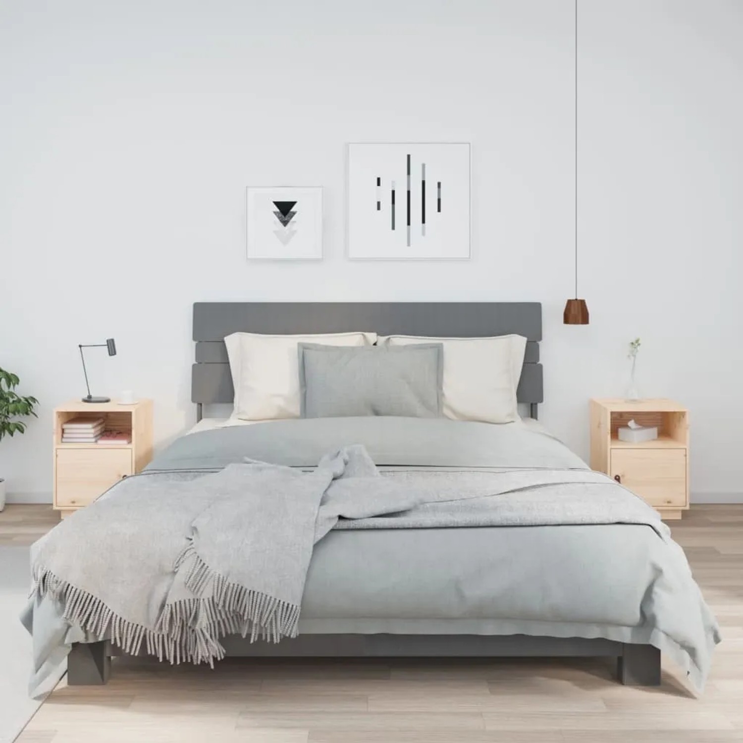 Zwei helle Nachttische aus massivem Kiefernholz mit offener Ablage und Tür, im Schlafzimmer neben einem Bett.