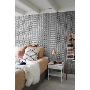 ESTAhome Tapete Karomuster schwarz-weiß im Schlafzimmer, diagonale Anordnung.
