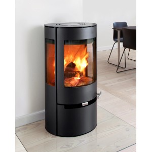 Aduro Kaminofen 9 mit Stahlverkleidung in Schwarz, 6 kW Leistung und dreiseitiger Glasfront.