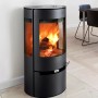 Aduro Kaminofen 9 mit Stahlverkleidung in Schwarz, 6 kW Leistung und dreiseitiger Glasfront.