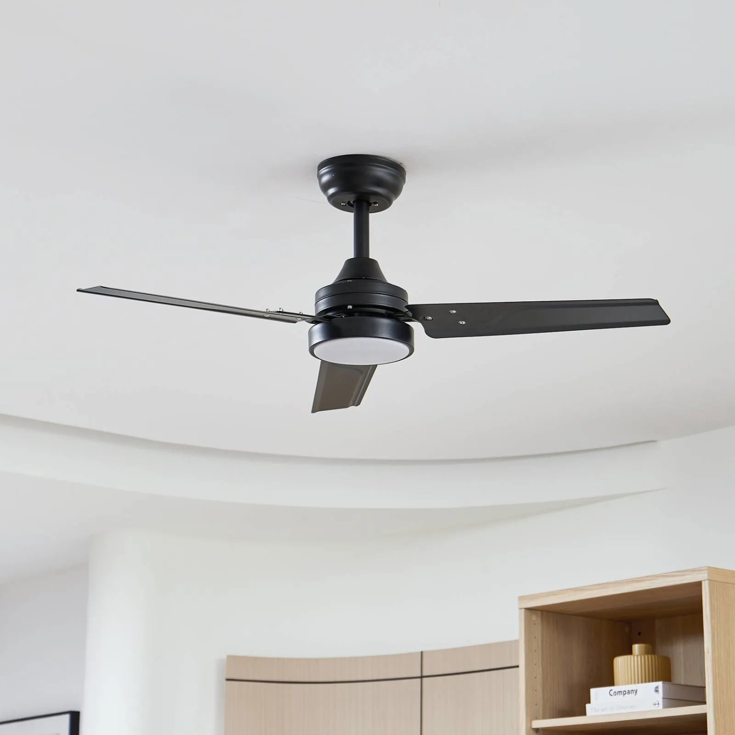 Schwarzer LED Deckenventilator Aerallo mit Lampe für Wohnzimmer.