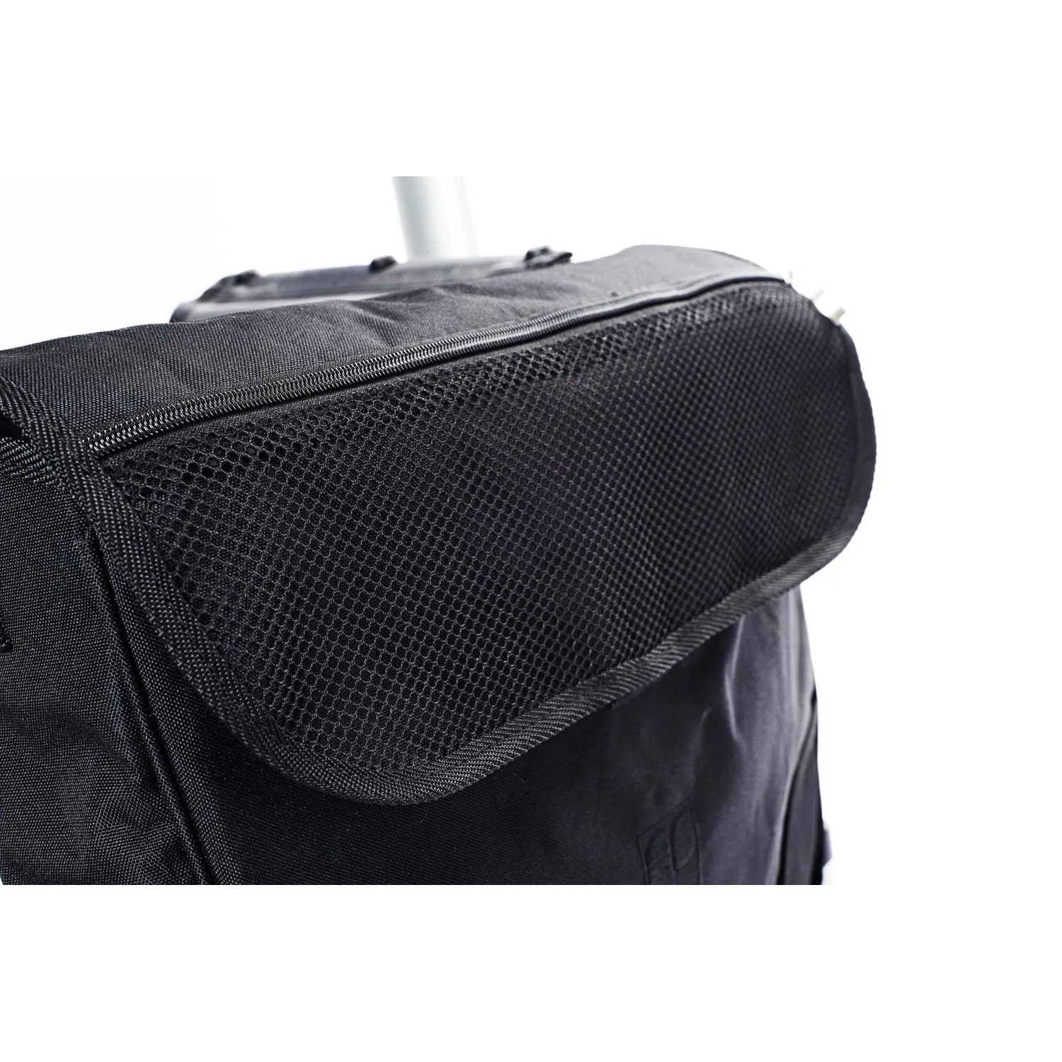 Detailaufnahme der schwarzen Einkaufstasche des Ridder Rollator Premium mit Netzfach.