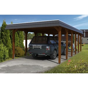 Skan Holz Carport Spreewald mit schwarzer Blende und nussbaumfarbenem Holz, darunter ein Auto.