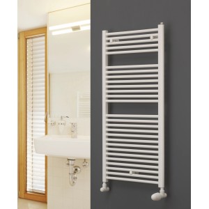 Weißer Ximax Badheizkörper Tip (1172x600 mm, 639 Watt) an grauer Wand im Badezimmer.